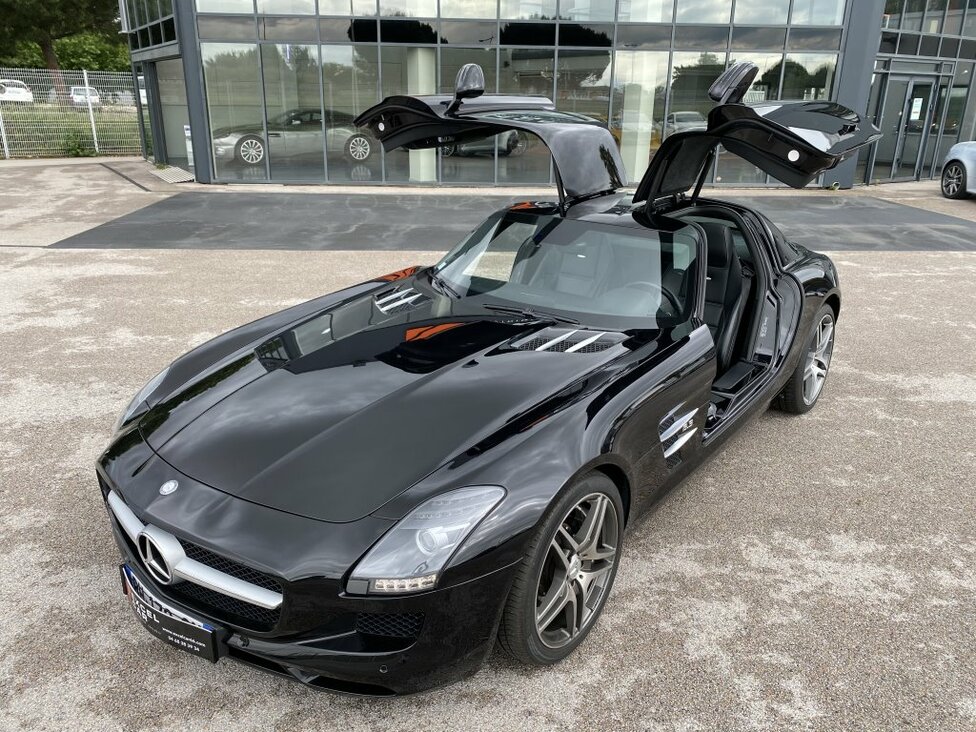 Mercedes SLS AMG rouge profil portes ouvertes 3 / AMG / Photos GT / Les