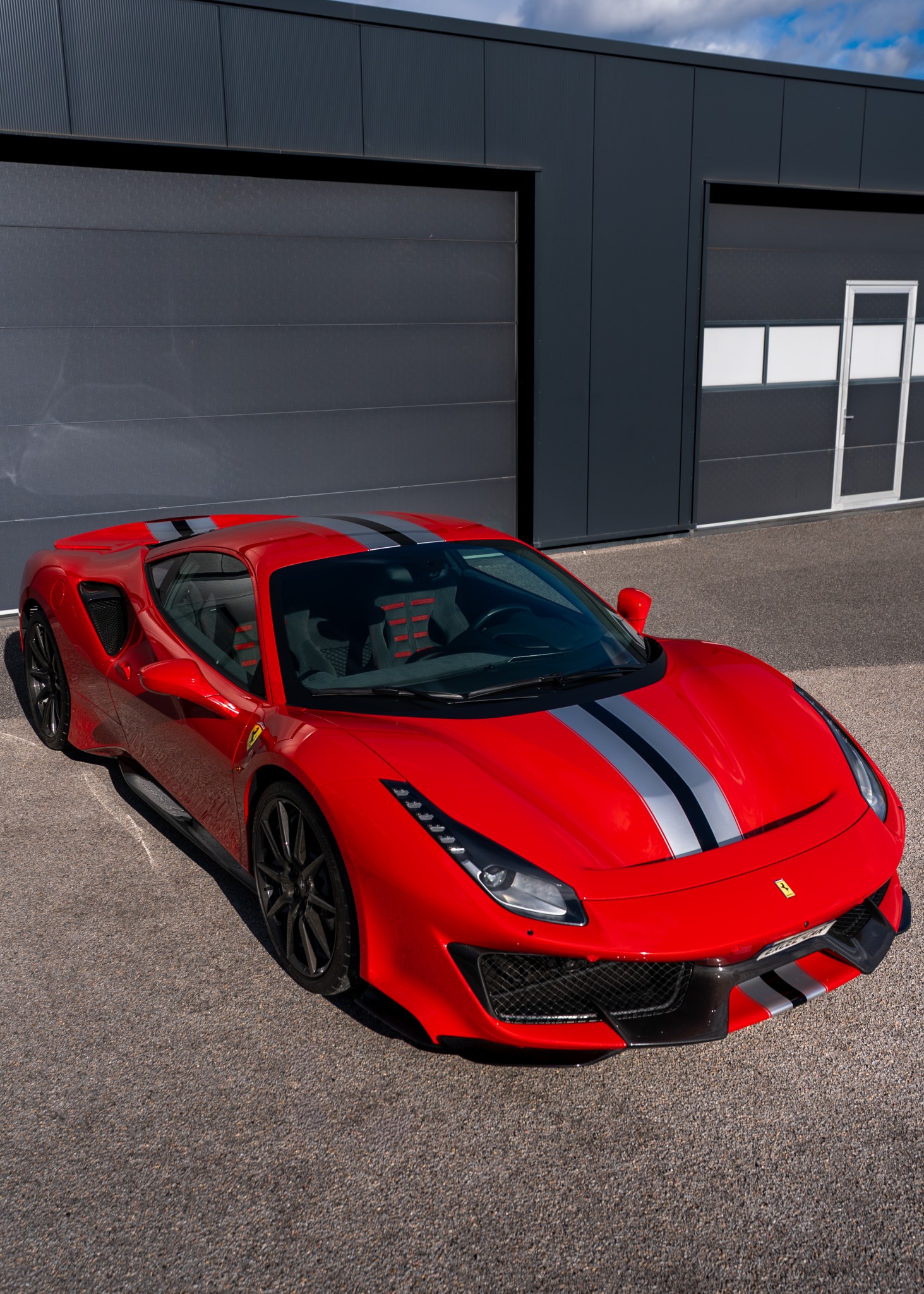 Ferrari 488 Pista d'exception chez Excel Car — supercars et voitures de collection à Rivesaltes, près de Perpignan (66), France