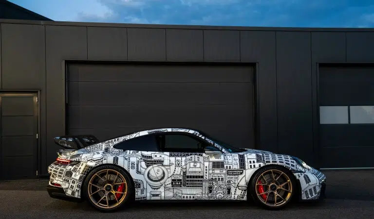 Porsche 911 GT3 édition Dr Paper, covering exclusif, dans le showroom Excel Car
