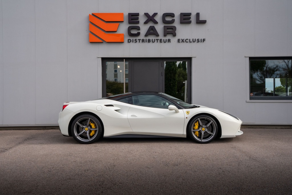 Ferrari 488 GTB Bianco Avus, vue trois quarts