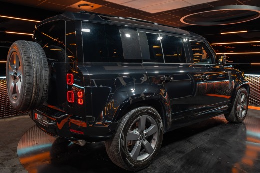 LAND ROVER DEFENDER 110 P300e X-DYNAMIC SE